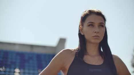 Cámara-Lenta:-Mujer-Atleta-Esperando-En-El-Bloque-De-Salida-En-Pista-De-Atletismo